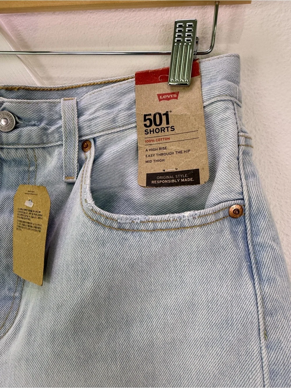 NWT Levi’s 501 Mid Thigh Women's Shorts Light Wash Distressed Size 28